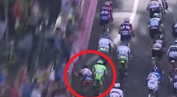 Giro, fa una foto sporgendosi e fa cadere i ciclisti durante la volata. Anche Contador ko