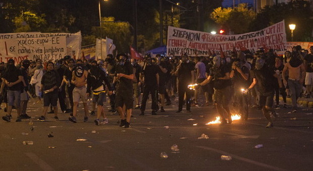 Grecia, il Parlamento dice sì all'accordo Ue. Scontri ad Atene tra polizia e manifestanti