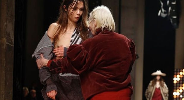 L'abito si apre, incidente hot alla sfilata di Vivienne Westwood