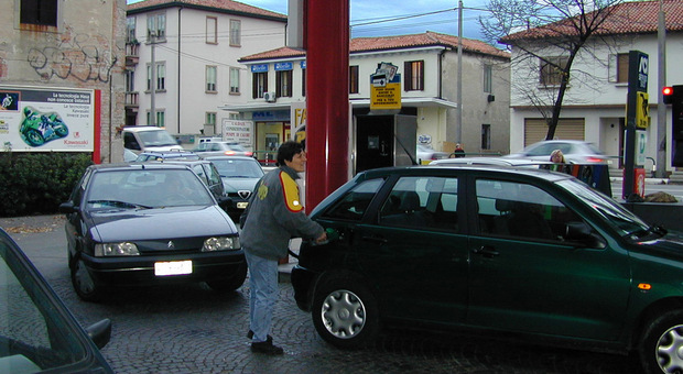 Padova, la rabbia dei benzinai contro il caro carburante: «Non guadagniamo più, il margine è di appena 3 centesimi lordi al litro»