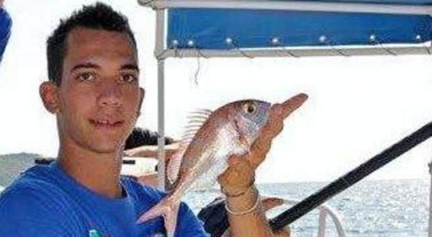 "Scusate": studente ​campione di pesca si toglie la vita a 24 anni
