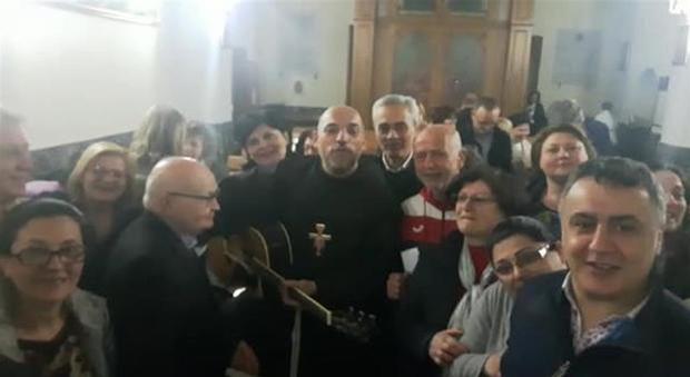 «Non devi mollare»: nel paese di Insigne si canta in chiesa