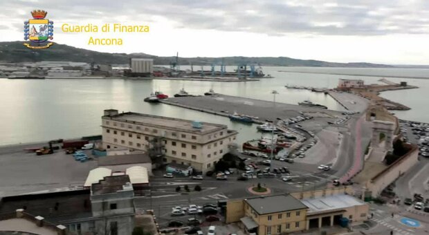 Ancona, fatture false per 131 milioni e 153 lavoratori in nero: scoperta maxi frode fiscale al porto