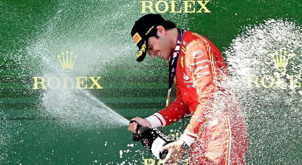 Sainz, lacrime di gioia dopo il trionfo in Australia: «Grazie Ferrari, la vita è incredibile»
