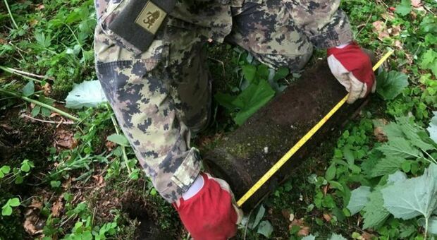 Escursionista trova granata d'artiglieria della Grande Guerra, guastatori al lavoro