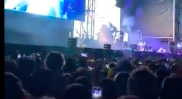 Lana del Rey, panico al concerto: ressa e maxi-caduta durante lo show. Cosa è successo