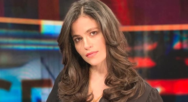 Veronica Gentili: «La bellezza aiuta, ma show più difficile del giornalismo. Con Massimo da 10 anni, ma non penso al matrimonio»