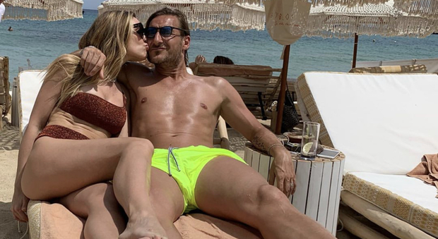 Totti e Ilary, vacanze da innamorati a Montecarlo e Saint-Tropez: lo scatto in spiaggia infiamma Instagram
