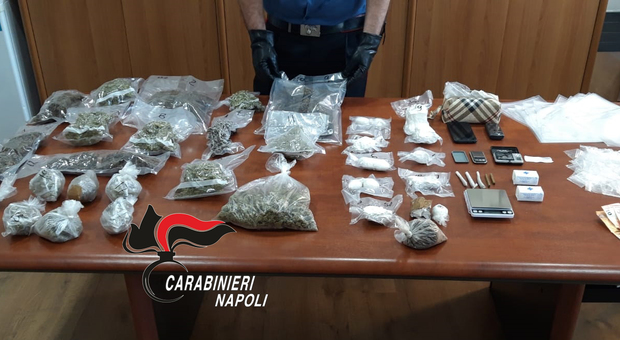 Nasconde 2 chili e mezzo di droga in casa: arrestato nel Napoletano