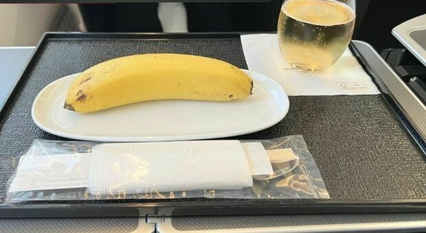 Passeggero vegano ordina la colazione in aereo e gli servono solo una banana. E lui denuncia la compagnia