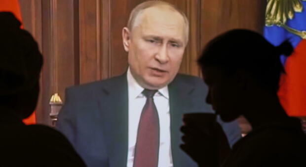 Ucraina e Russia, Putin dichiara guerra: «Per chi interferisce conseguenze mai viste prima. Siamo pronti a tutto»