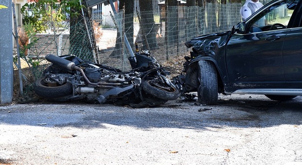 Incidente a Rosciano di Fano, morto un 40enne in sella a uno scooter travolto da un'auto di turisti tedeschi