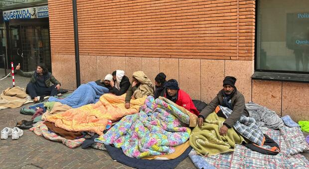 Migranti a Treviso. Trenta richiedenti asilo dormono all'Appiani tra il park e l'ingresso della Questura: «Vogliamo documenti e un alloggio»