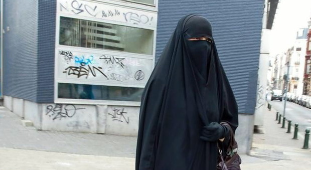 Svizzera, il cantone di Glarona dice “sì” al burqa: in piazza si vota per alzata di mano