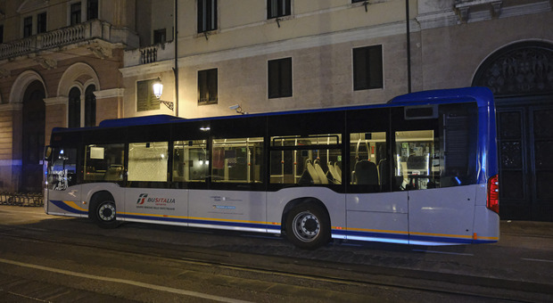 Il bus della linea 13 fermo per le immediate indagini dopo l'episodio avvenuto la sera di sabato 6 marzo in pieno centro