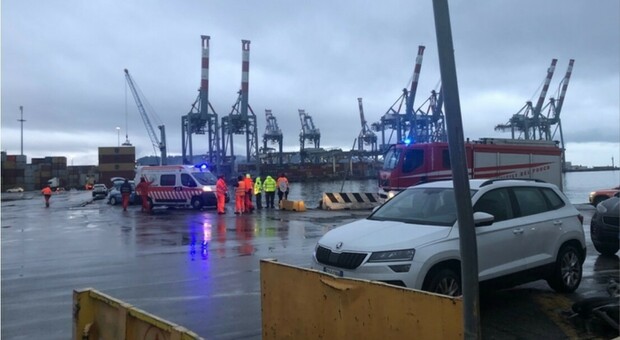 Auto finisce in mare nel porto di La Spezia: morto il conducente, il passeggero si salva lanciandosi dal veicolo