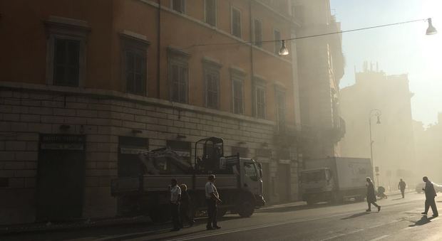 Roma, torna la paura a palazzo Bassetti: dopo l'incendio di ieri nuovo rogo