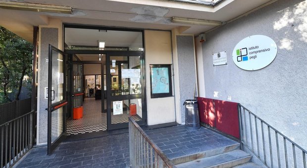 Genova, cade finestra in classe: feriti quattro studenti delle medie