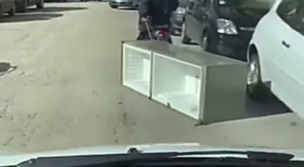 A spasso con un frigo sul motorino nel Napoletano, il video diventa virale sui social