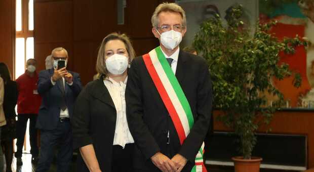 Manfredi sindaco di Napoli, la proclamazione ufficiale in Tribunale: l'arrivo con la moglie
