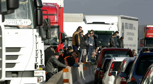 Caro benzina, da lunedì 14 marzo sciopero autotrasportatori. Psicosi in Sardegna