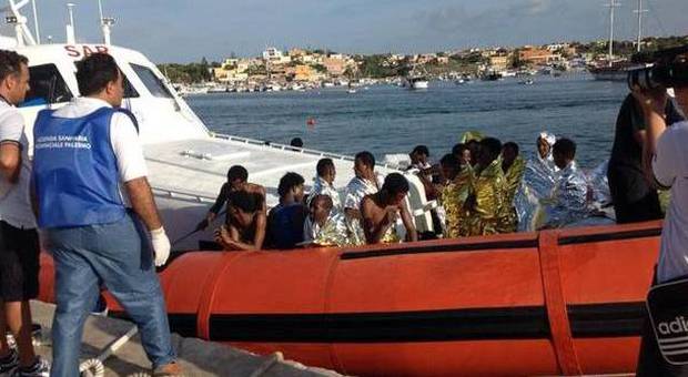 Lampedusa, gli eroi che hanno salvato oltre 40 ragazzini: mai una tragedia così