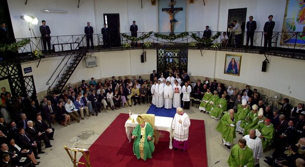 Pasqua, domani la messa con i detenuti all'Isola Solidale in contemporanea con quella del Papa a Regina Coeli