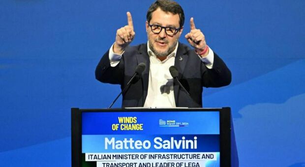 Salvini al raduno sovranista: «Macron, guerrafondaio, pericolo per l'Europa». Poi agli organizzatori:«Togliete questa musica, è da ricovero»