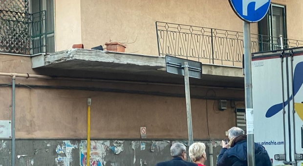 Castellammare, il camion finisce contro il balcone e i calcinacci colpiscono un passante