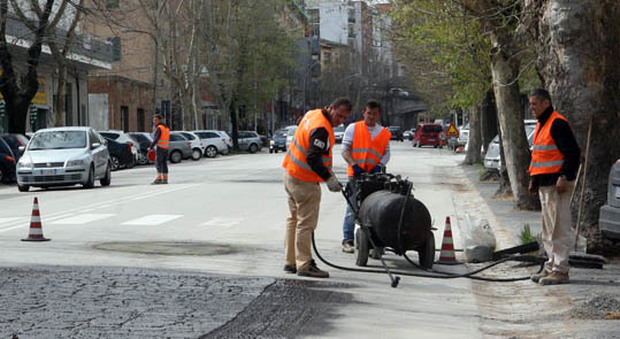 Operai impegnati in lavori di asfaltatura