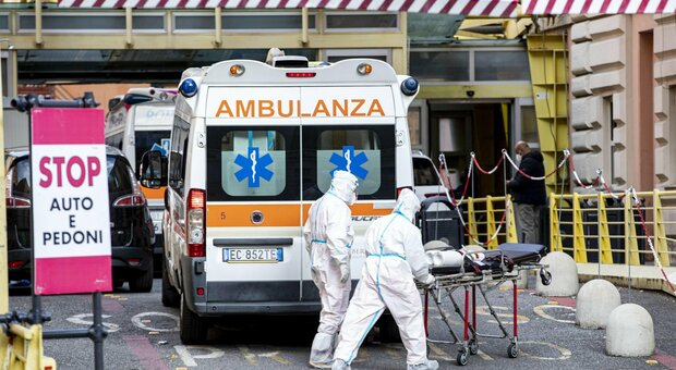 Covid a Salerno, 52enne muore nell'ambulanza aspettando il ricovero