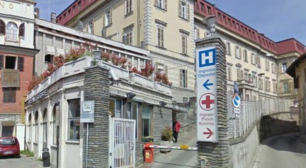 Follia al pronto soccorso, paziente infuriato accoltella un infermiere: 77enne arrestato