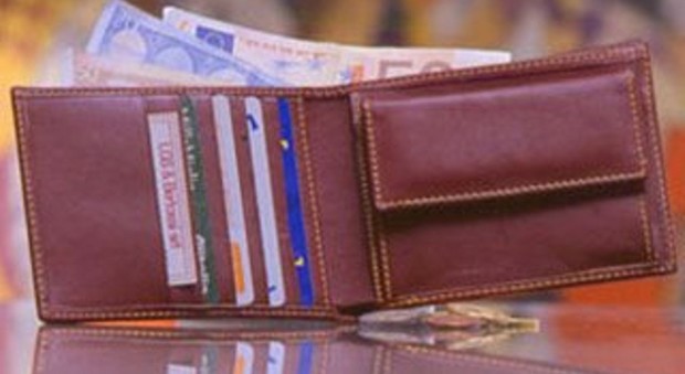 Inciampano su un portafoglio con soldi e carte: studentesse 15enni lo restituiscono