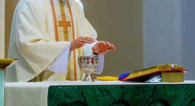 Lecce, prete lascia la toga: «Ho peccato, non celebro più messa»