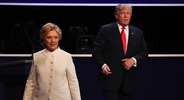 Clinton e Trump appaiati nei sondaggi: sull'ex First Lady pesa l'emailgate