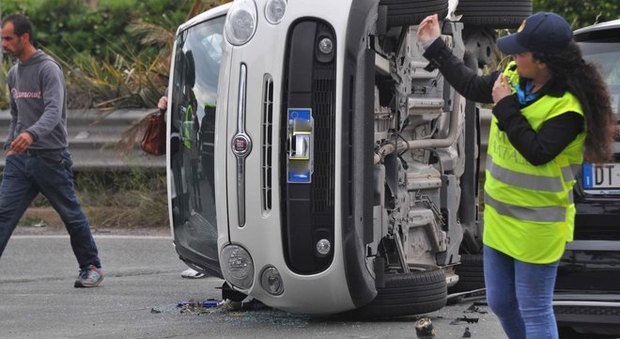 Incidente in via Cristoforo Colombo: auto si ribalta, due i feriti. Traffico in tilt