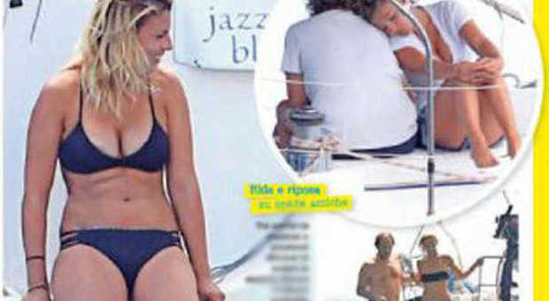 Emma Marrone in bikini, relax in barca con Alessandra Mastronardi