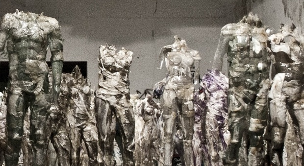 Cento corpi in policarbonato, oltre le differenze: l'arte di Davide Dall'Osso in mostra a Cortona