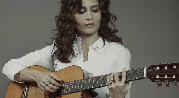 Chiara Civello alla chitarra