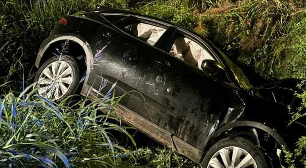 PREGANZIOL: Guida la Jaguar a 22 anni, esce di strada e si ribalta nel fosso: ricoverato in ospedale