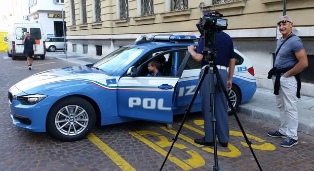 La polizia mostra ai bambini l'auto di servizio a Gorizia