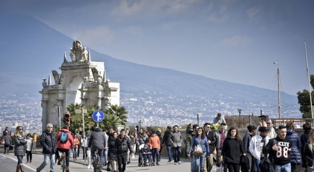 Napoli, tassa di soggiorno. Il Comune ai turisti: «Pagatela on line»