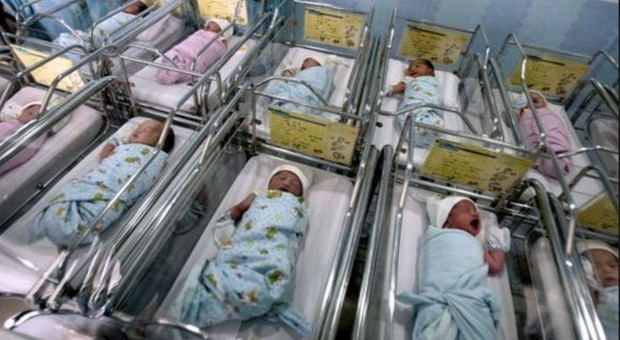 Calo demografico, toccato il minimo storico: 15mila bimbi in meno in un anno