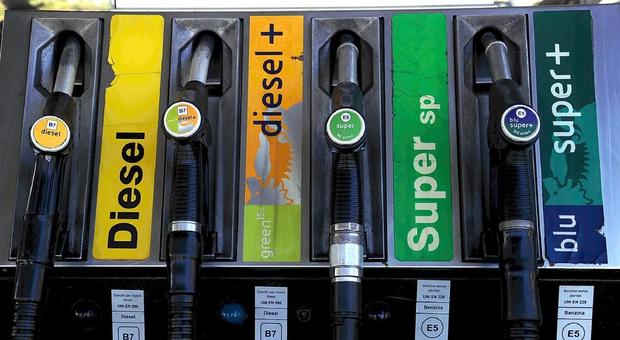 Benzina, prezzi fermi dopo i rialzi del weekend: verde stabile, diesel in calo