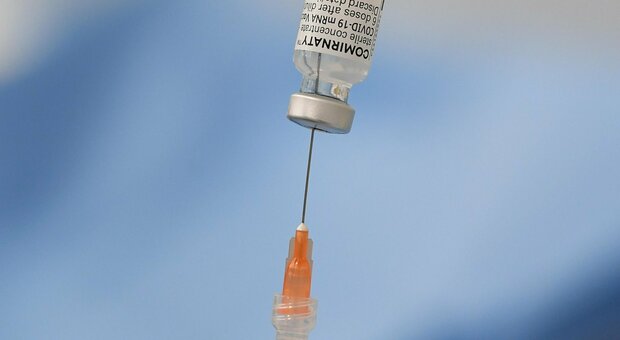 Covid Perù, denunce per siringhe senza vaccino. Il governo: «Solo due casi»