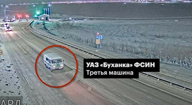 Navalny, il video del convoglio che trasporta il corpo all'obitorio: così i russi hanno tentato di nasconderlo alla famiglia