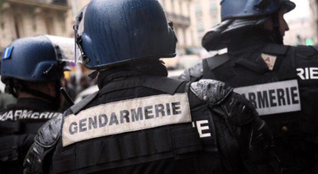 Paura a Marsiglia, 5 giovani armati di kalashnikov sparano in strada contro le auto della polizia