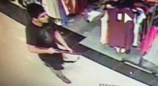 Sparatoria al centro commerciale, cinque morti: il killer è in fuga
