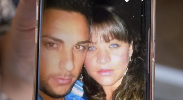 Stefania, 28 anni, uccisa dal marito con un colpo di pistola in auto