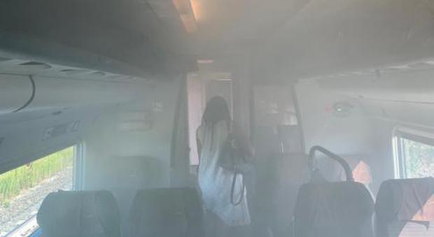 Terrore sul treno: fumo invade la carrozza, panico a bordo e passeggeri in fuga